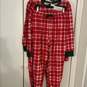 Overview



2 SETS OF HOLIDAY PAJAMAS 
This is two sets of  holiday pajamas . XL